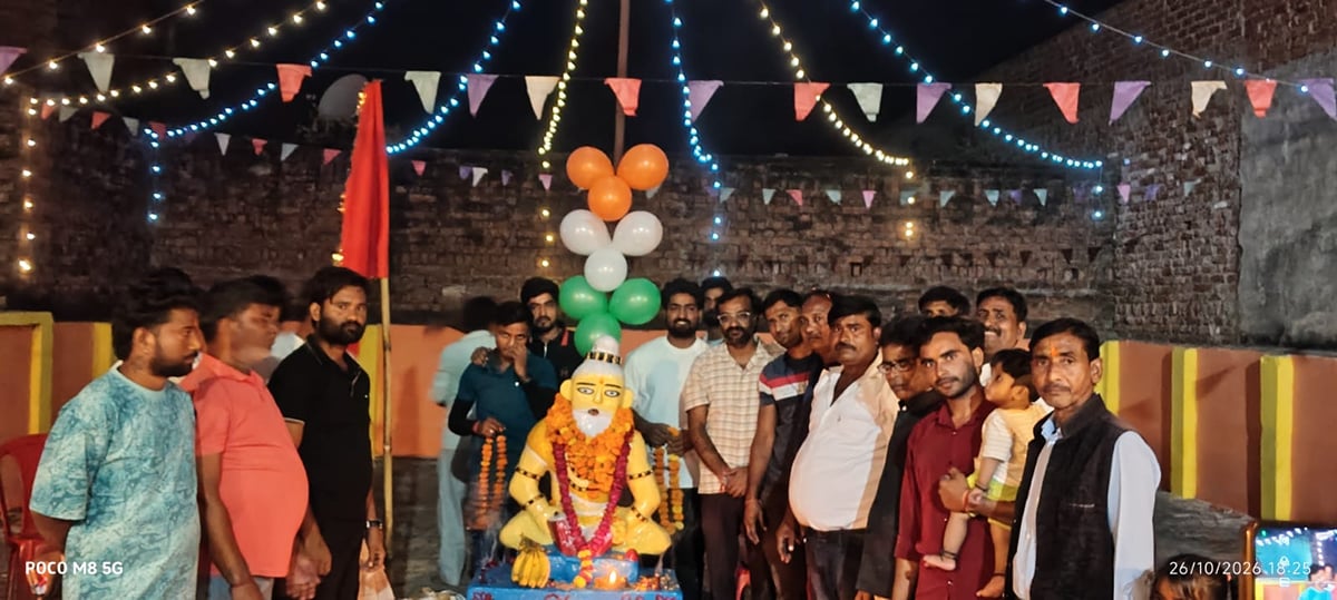 Agra News: धूमधाम से मनाई महर्षि वाल्मीकि जयंती