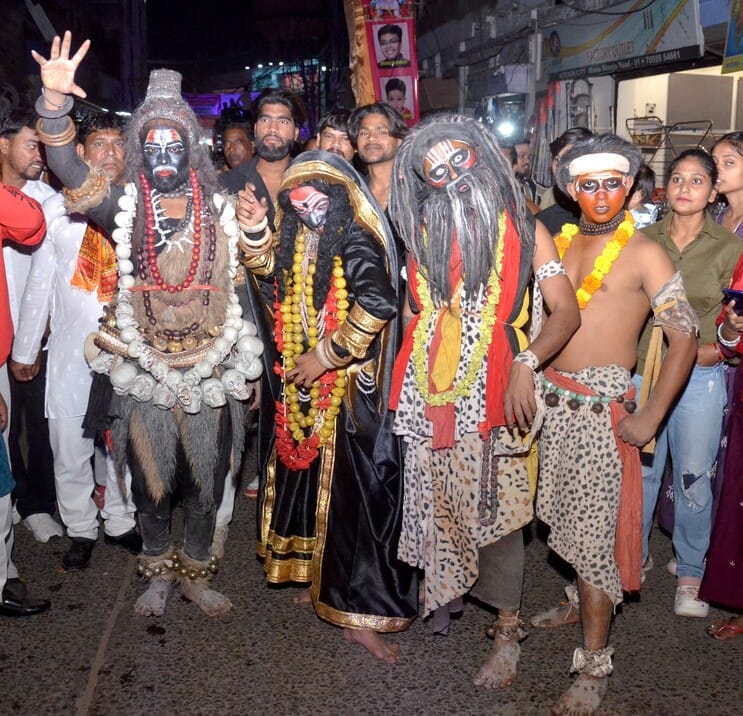 Aligarh News: शोभायात्राएं व प्रभात फेरियां निकालीं, भजन-कीर्तन की धूम Processions and morning devotional rounds were taken out, with vibrant singing of hymns and devotional songs