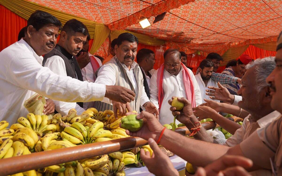 Fruits distributed on the birth anniversary of Maharishi Valmiki