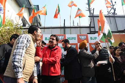 विलय दिवस पर श्रीनगर में भाजपा ने बांटी मिठाई। संवाद