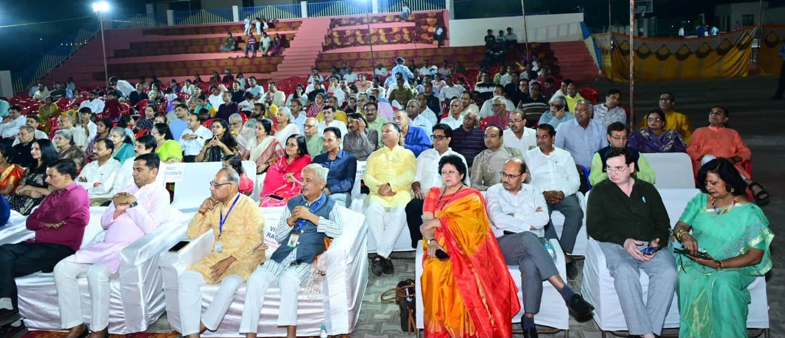 विराट कवि सम्मेलन के दौरान एकजुट लोग। स्रोत : संगठन