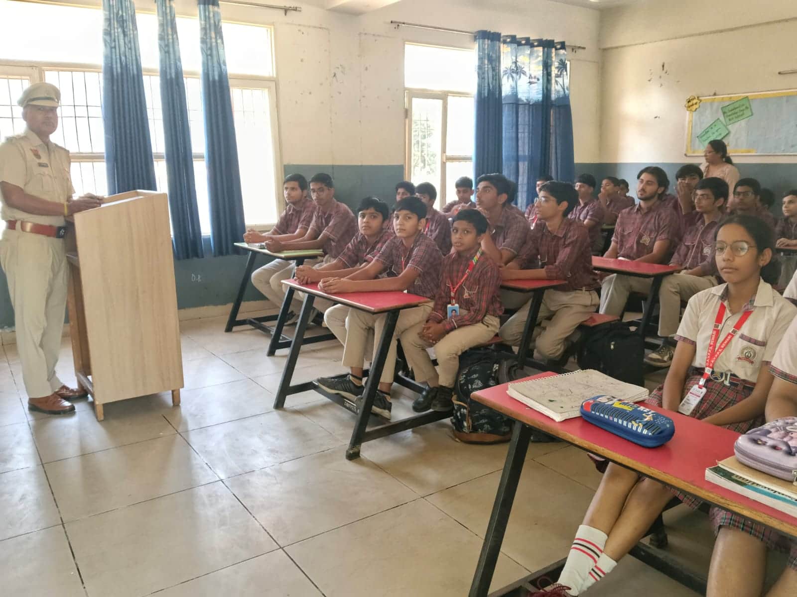 विद्यार्थियों को जागरूक करती पुलिस की टीम। स्रोत : पुलिस
