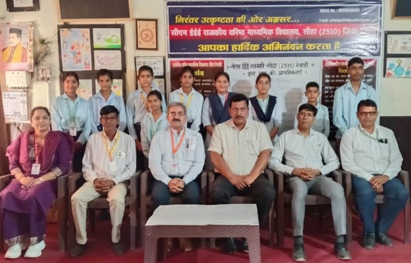 विद्यार्थियों को पुरस्कृत करते डीईईओ प्रदीप कुमार दहिया व स्टाफ। स्रोत : स्कूल