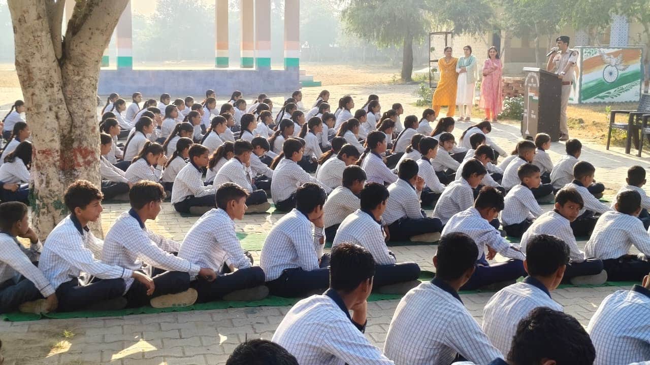 विद्यार्थियों को साइबर सुरक्षा के प्रति जागरूक करती पुलिस की टीम। स्रोत : पुलिस