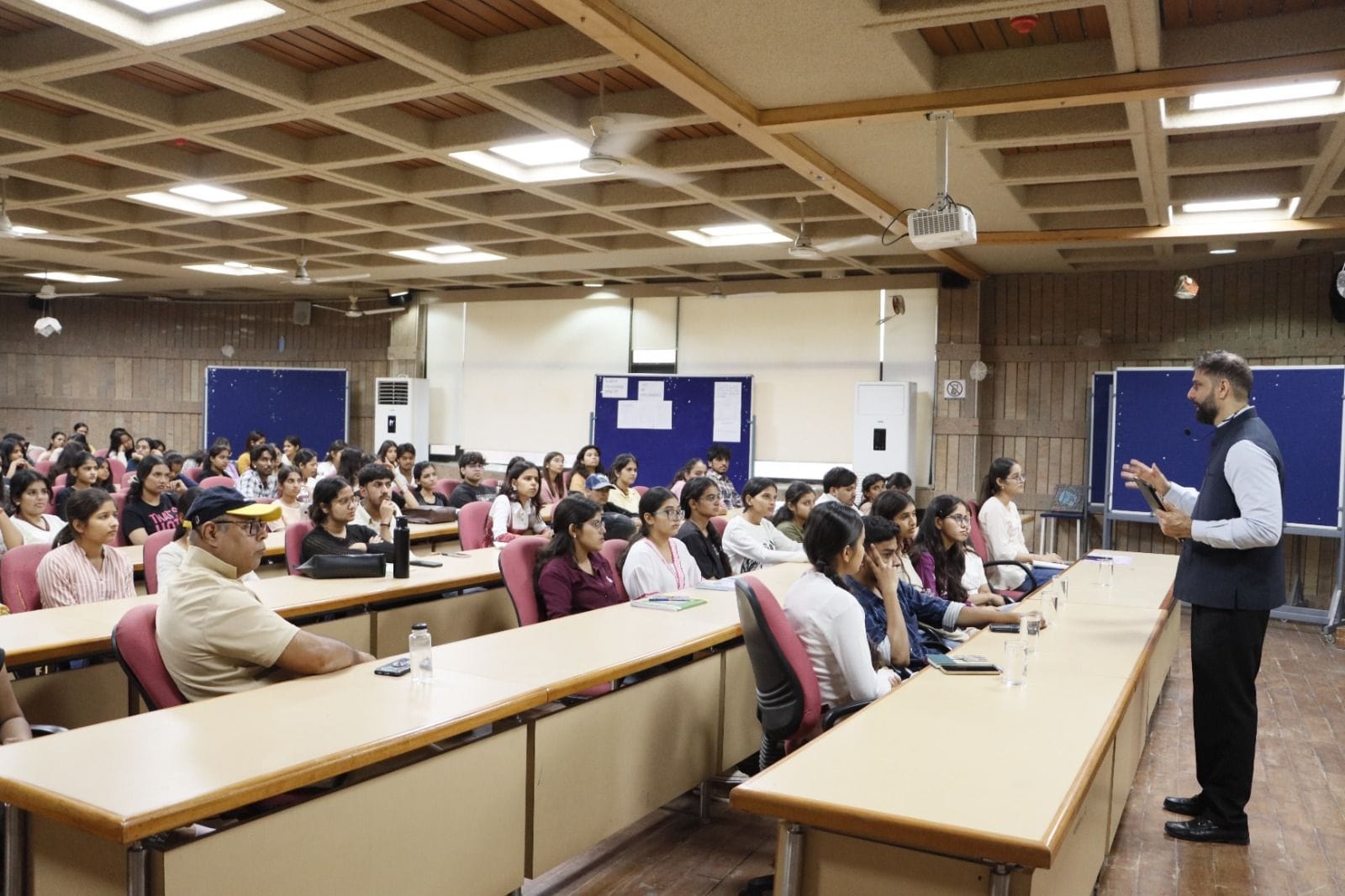 05 : डीएलसीसुपवा में फाउंडेशन छात्रों के लिए आयोजित एआई कार्यशाला में बोलते मुख्य वक्ता। स्रोत: