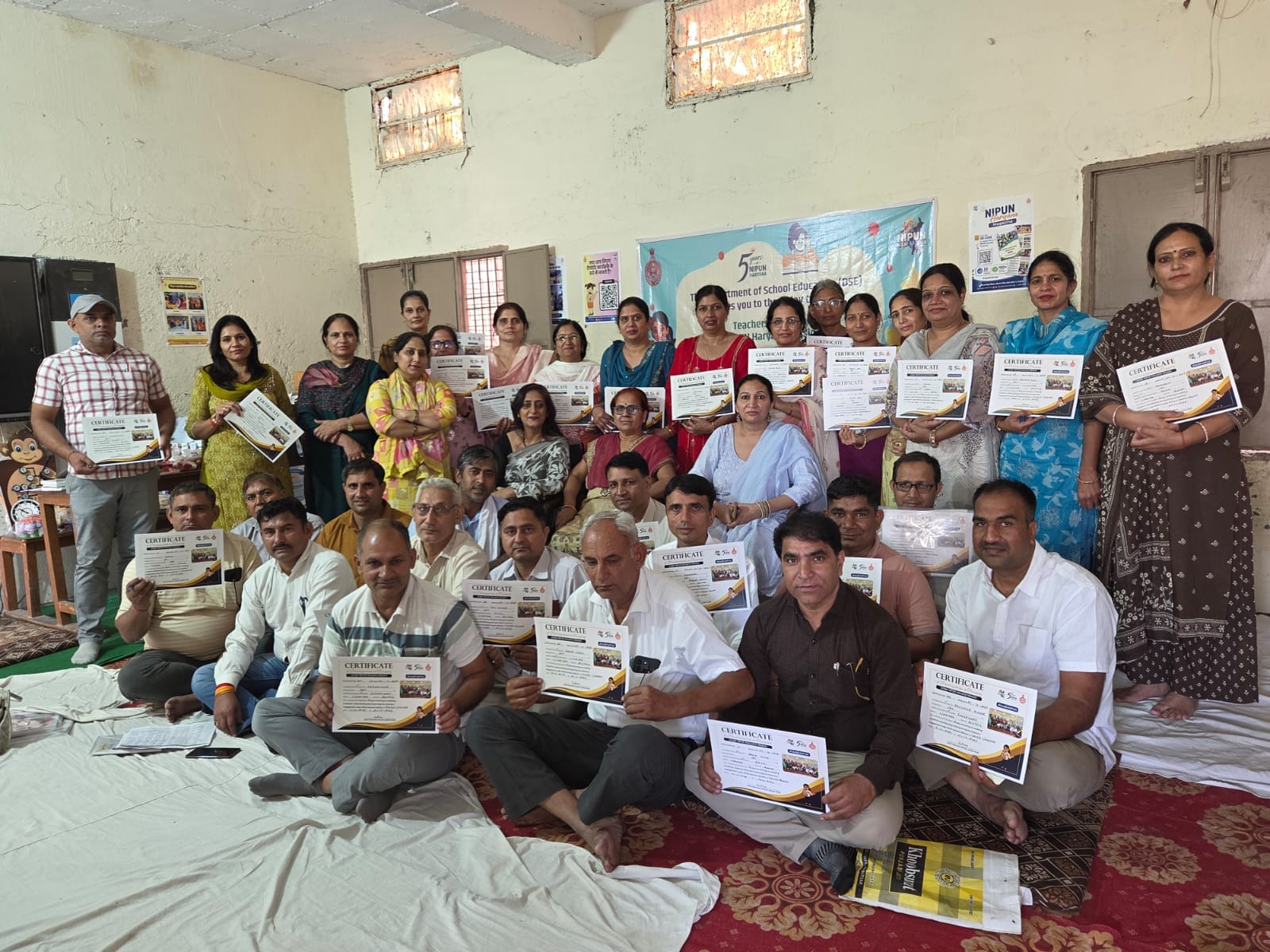 06 : लाखनमाजरा में छह दिवसीय एफएलएन प्रशिक्षण में उपस्थित शिक्षक व अन्य। स्रोत: शिक्षक