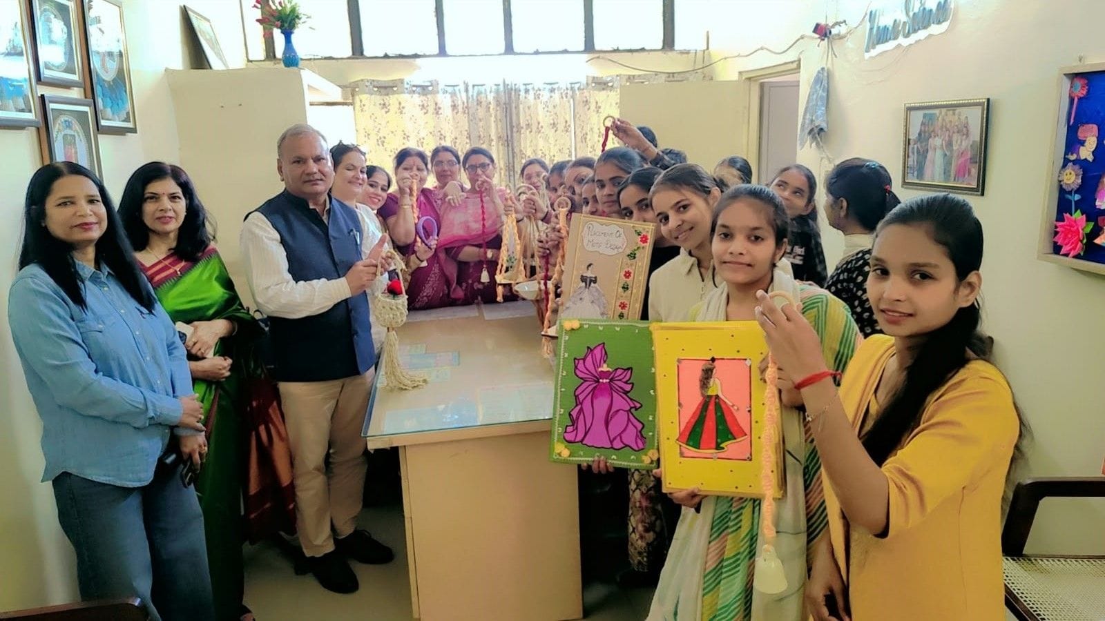 07 : राजकीय महिला कॉलेज में थ्रेड्स एंड टेक्सचर्स कार्यशाला के दौरान उपस्थित छात्राओं के साथ प
