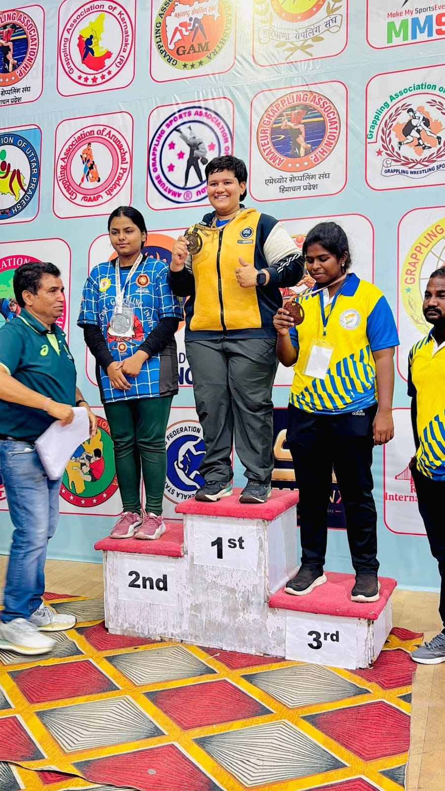 10 : पहले स्थान हासिल करने पर खुशी जताते एमडीयू की छात्रा निराल कौशिक। स्रोत: एमडीयू