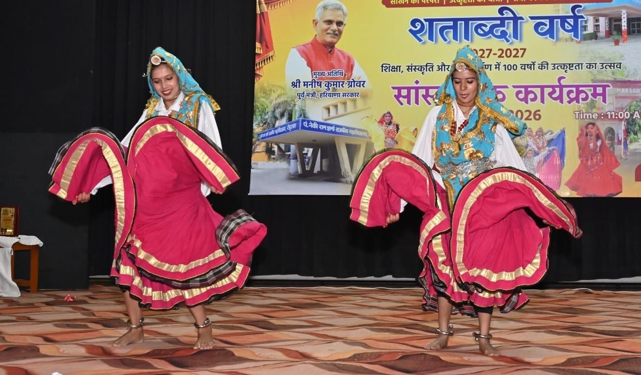 25. नेकीराम कॉलेज में शताब्दी समारोह में नृत्य करती छात्राएं। स्रोत: काॅलेज