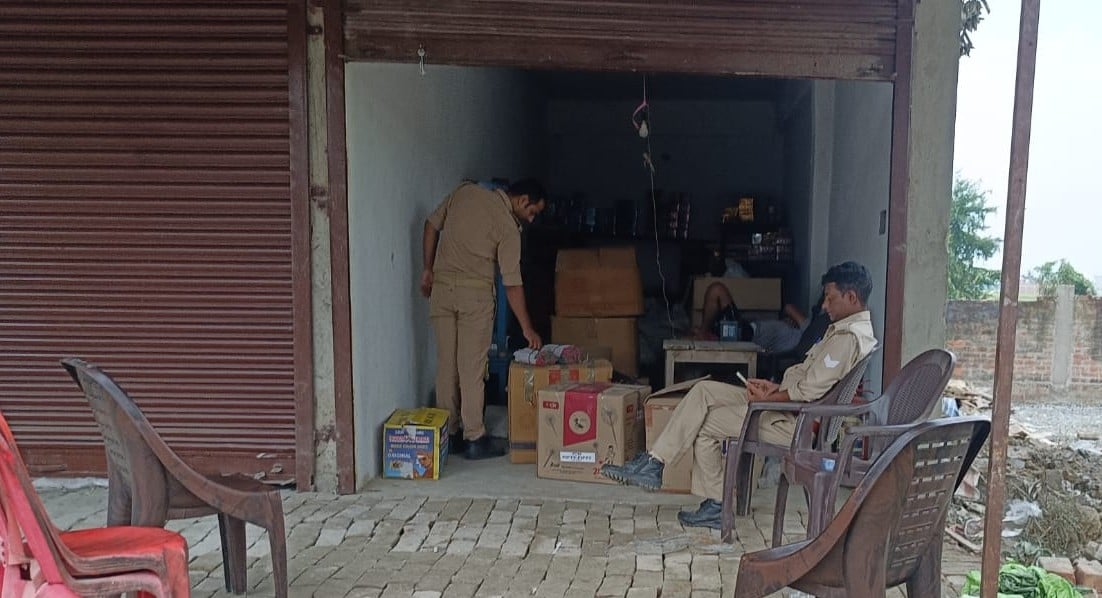Ambedkar Nagar News: बरियावन बाजार में अवैध पटाखों के गोदाम पर छापा