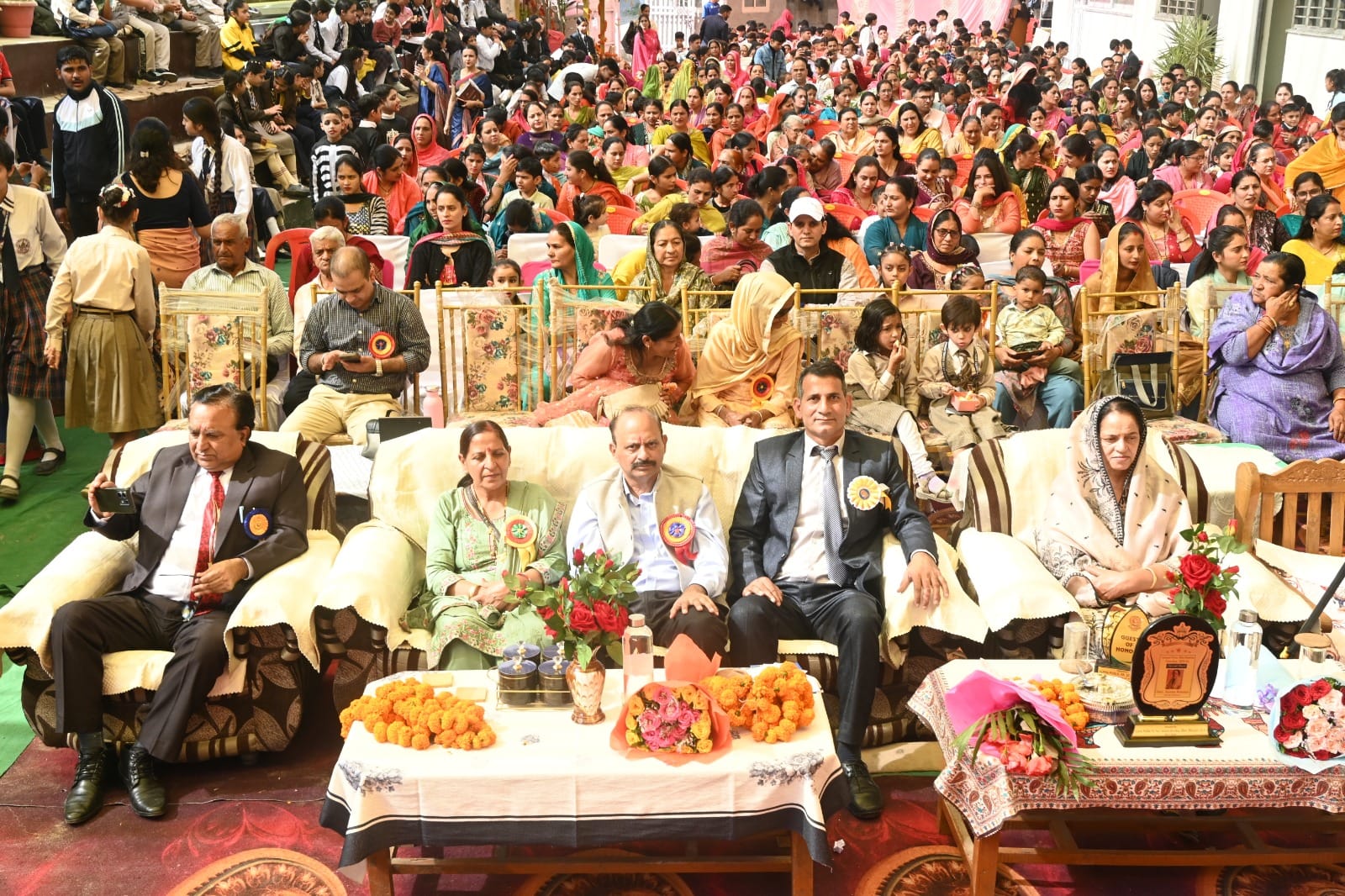 अल्फा स्कूल बरठीं में आयोजित वार्षिक पारितोषिक वितरण समारोह में उपस्थित मुख्यातिथि व अन्य। स्रो