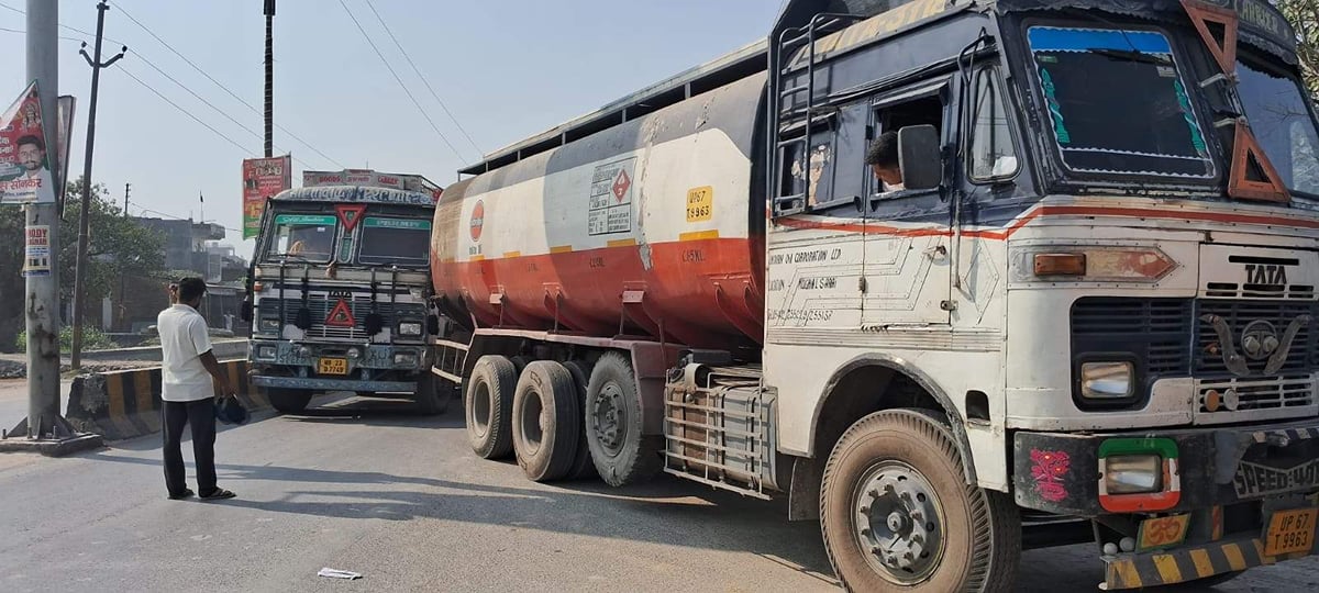 Chandauli News: जीटी रोड पर टैंकरों का कब्जा, हादसों का भी खतरा
