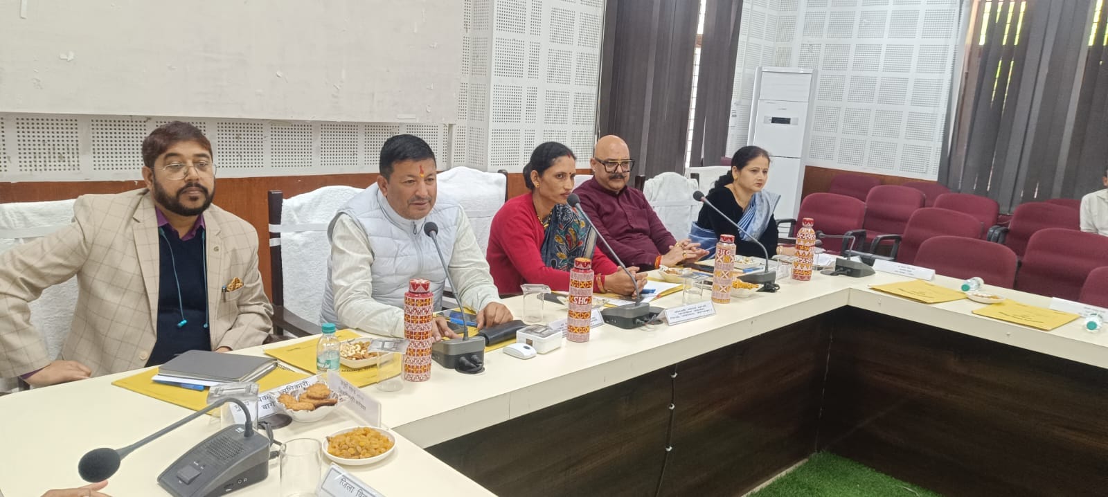 बागेश्वर के विकास भवन सभागार में आयोजित जिपं की बैठक में मौजूद जनप्रतिनिधि और अधिकारी। संवाद