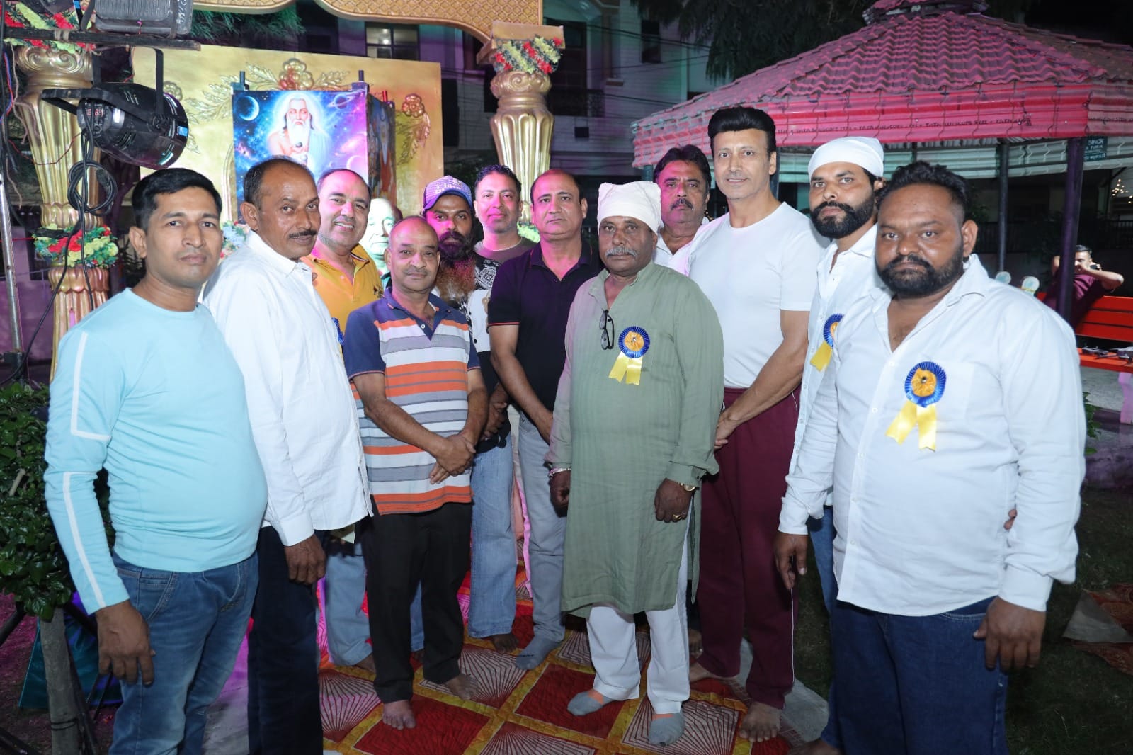 भंडारे में प्रसाद वितरित करने पहुंचे ट्रस्ट के पदाधिकारी। संस्था