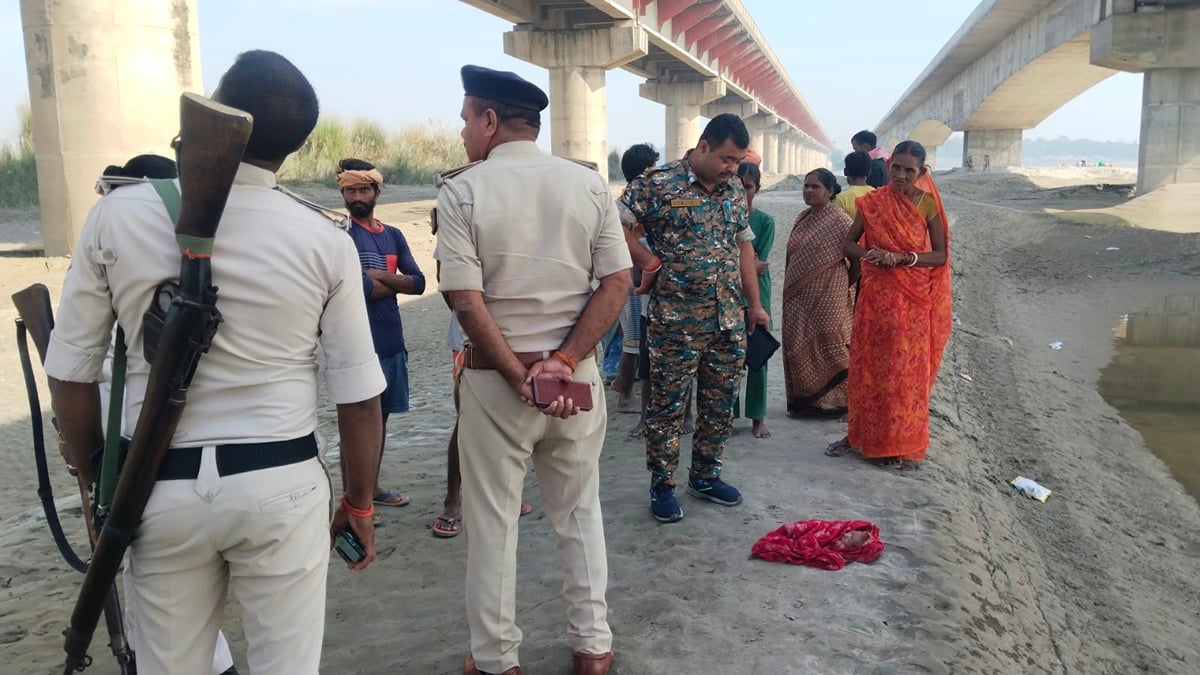 Ballia News: जयप्रभा सेतु के पास सरयू की रेत पर मिली नवजात बच्ची