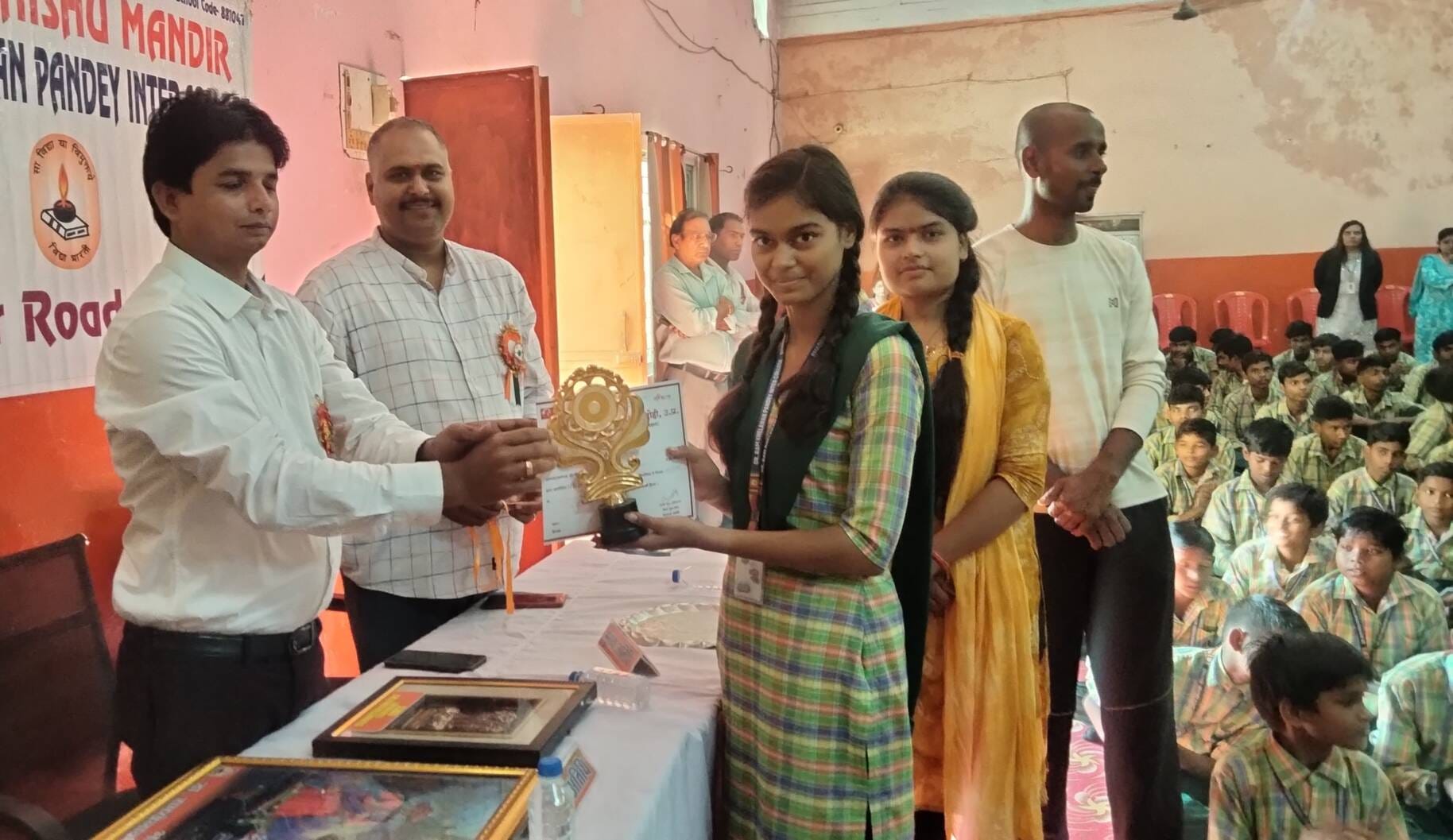 भदोही में युथ पार्लियामेंट कार्यक्रम में छात्रों को पुरस्कृत करते बीएसए। स्रोत स्कूल