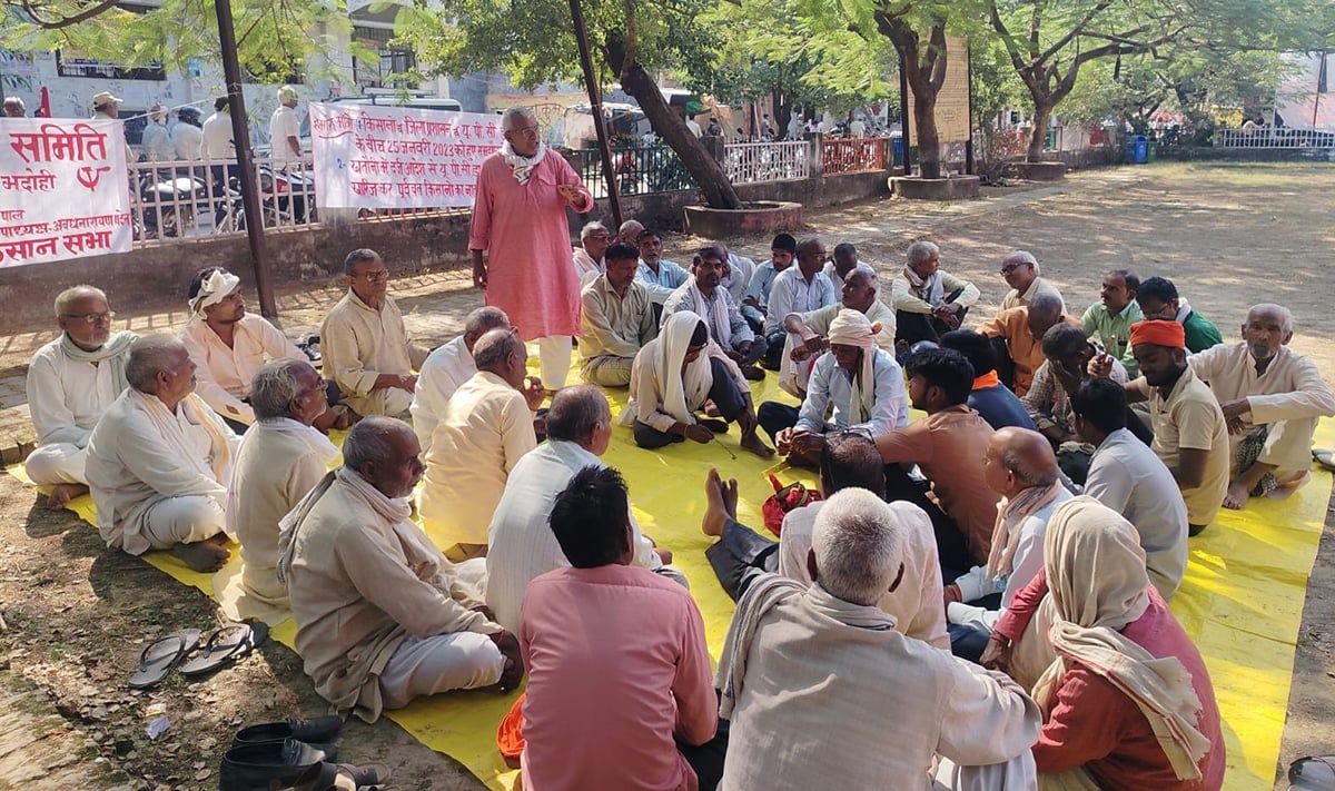 Bhadohi News: राजस्व विभाग के खिलाफ किसानों का तहसील में धरना