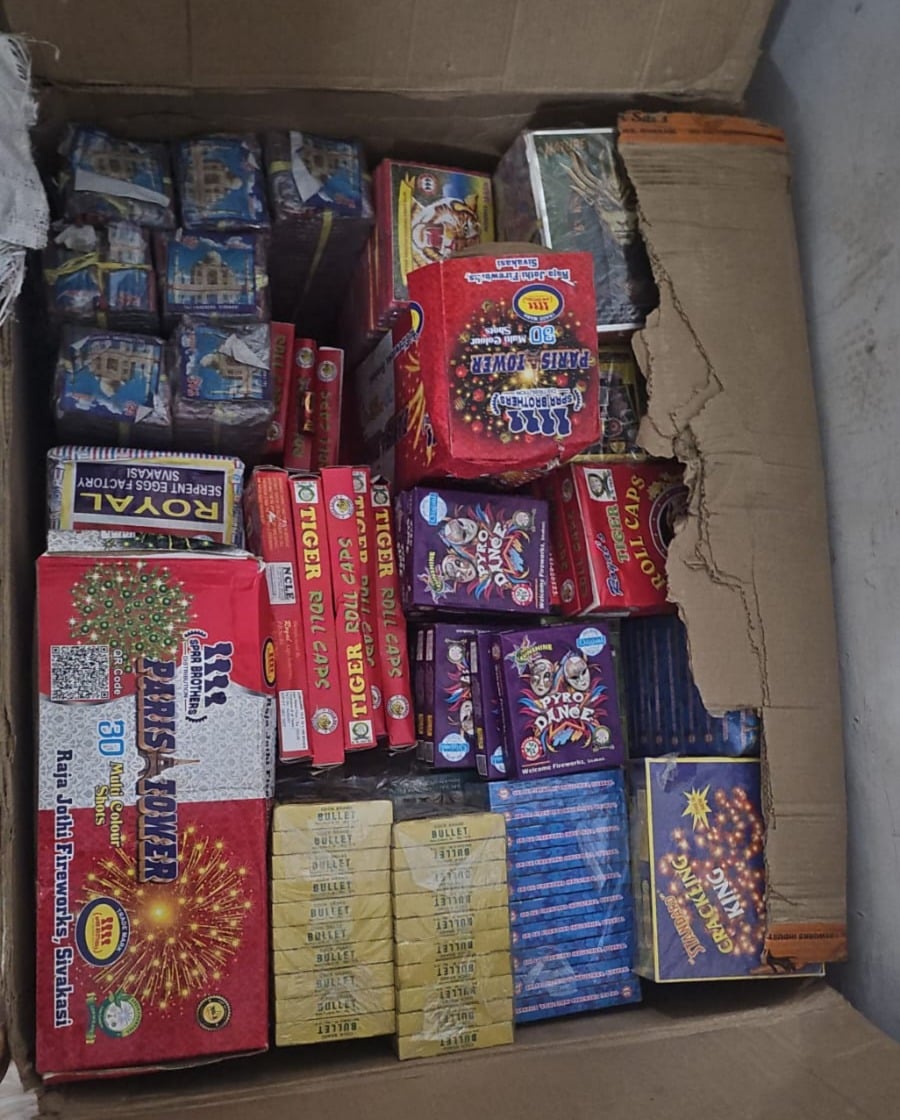 Sonebhadra News: बीजपुर में दो दुकानों से 920 किलो पटाखे बरामद
