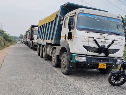 Sonebhadra News: ट्रेलर की चपेट में आने से गाय के दोनों पैर टूटे, ग्रामीणों ने जाम किया बाईपास