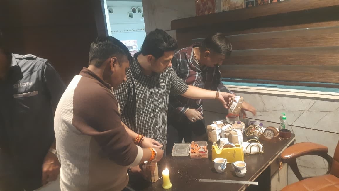 बिकानेर मिष्ठान भंडार में नमूने लेती विभाग व सीएम फ्लाइंग की टीम। संवाद