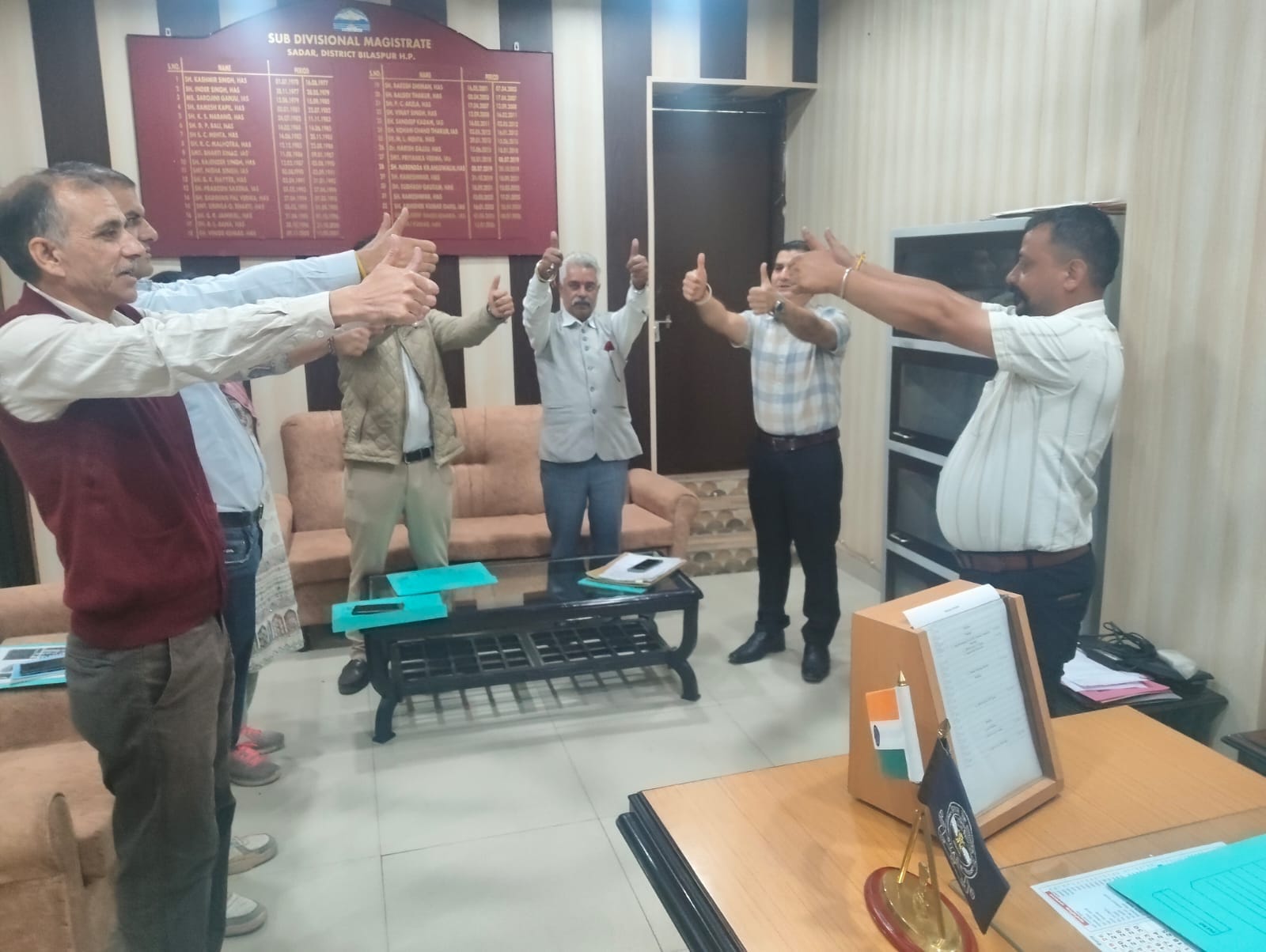 बिलासपुर में आयोजित टीबी मुक्त अभियान समीक्षा बैठक में मौजूद अधिकारी व अन्य लोग। स्रोत: जागरूक 