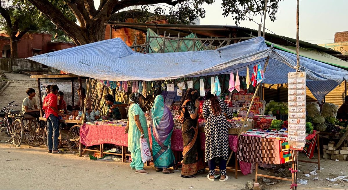 Agra News: करवा चौथ के लिए बाजार गुलजार, खरीदारी को उमड़ी महिलाएं