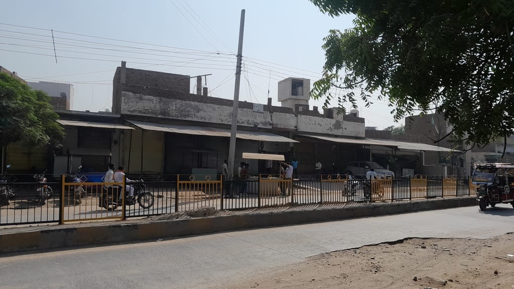 बंद पड़ी मीट मार्केट की दुकानें। संवाद