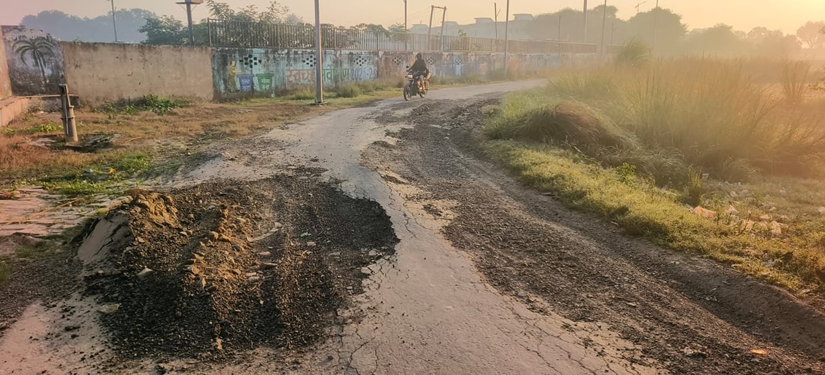Kaushambi News: लाखों की लागत से बनी सड़क छह माह में उखड़ी... जगह-जगह जानलेवा गड्ढे