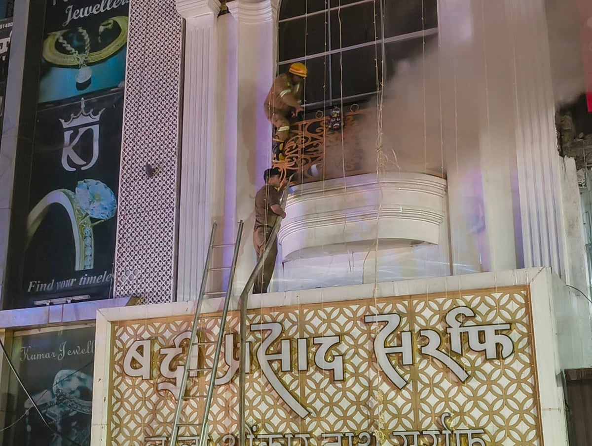 Lucknow News: बद्री प्रसाद सराफ ज्वेलर्स के शोरूम में लगी आग, अफरा-तफरी