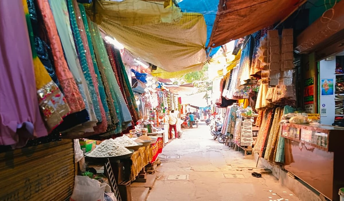 Shahjahanpur News: अतिक्रमण में फंसा दुर्गा मंदिर कॉरिडोर, 14 माह में बनी सिर्फ 100 मीटर सड़क