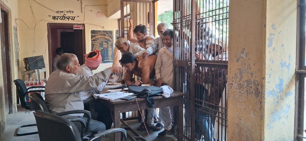 Hathras News: चंदपा सहकारी समिति पर फिर हंगामा, सचिव से अभद्रता, पॉस मशीन फेंकी