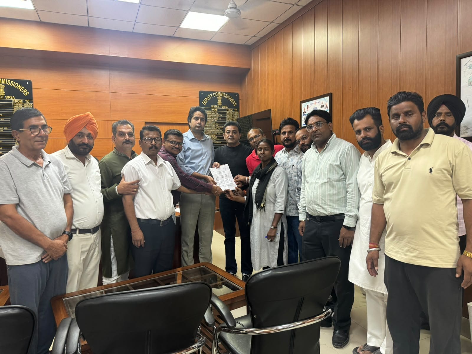 डीसी शांतनु शर्मा को ज्ञापन सौंपते शहर के नगर पार्षद।
