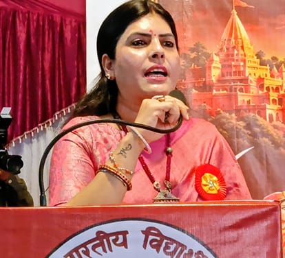 एबीवीपी के सम्मेलन में संबोधित करती मुख्य अतिथि जिला पंचायत अध्यक्ष फरुखाबाद। (मवाना)