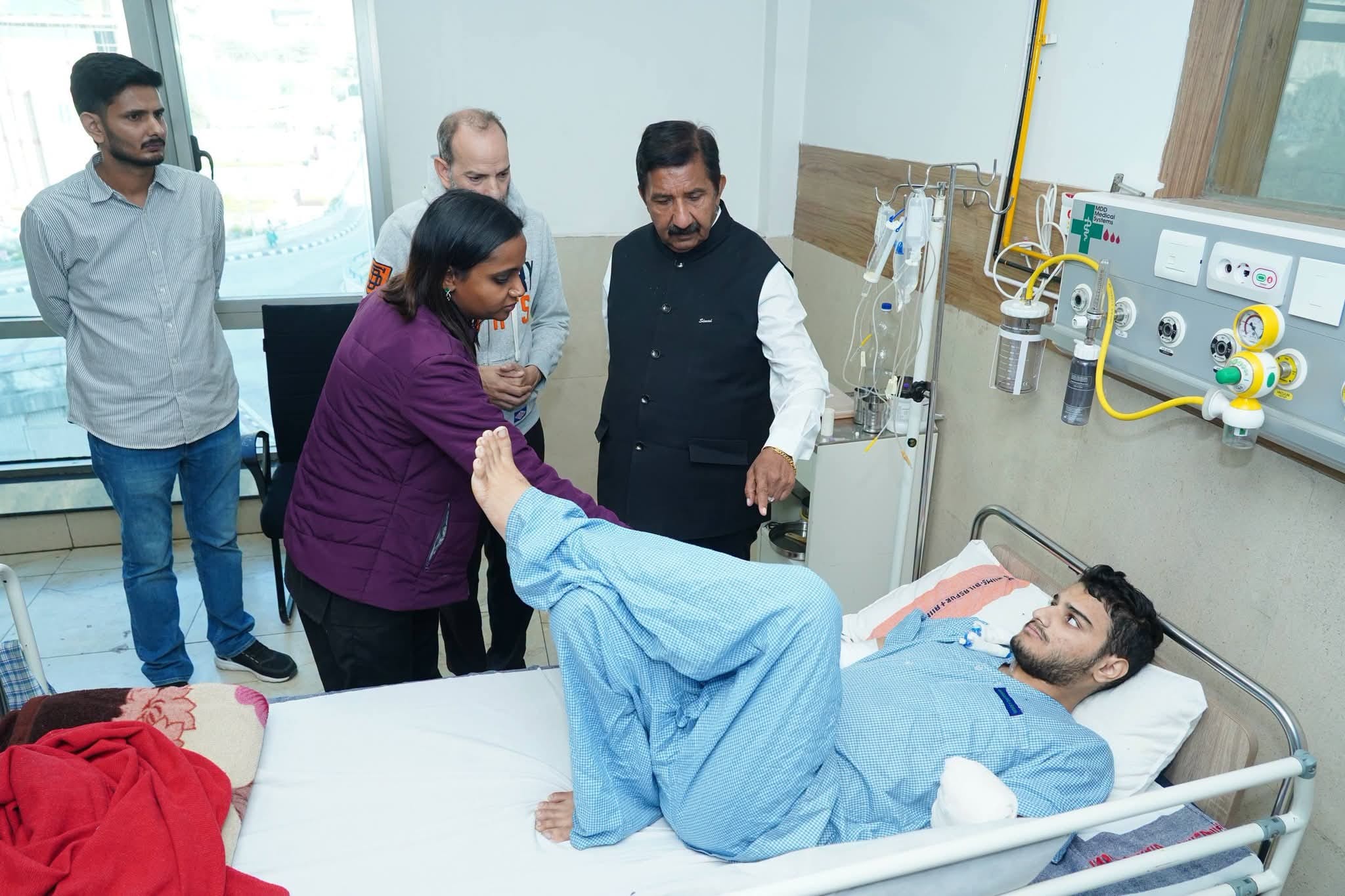 एम्स में उपचाराधीन विवेक से मिलते हुए उपमुख्यमंत्री मुकेश अग्निहोत्री। स्रोत: जागरूक पाठक