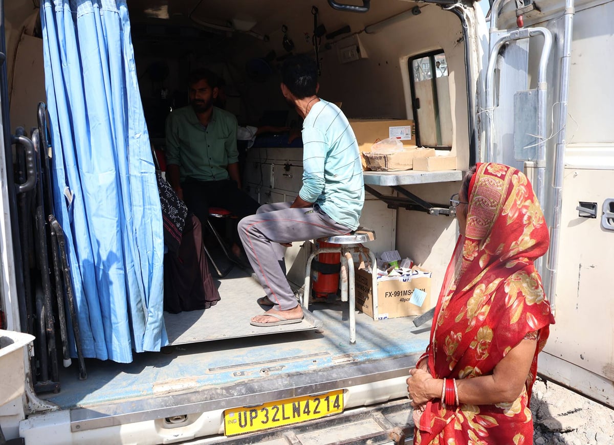 Lucknow News: घरों से पानी निकला...दबे पांव घुस रही बीमारी