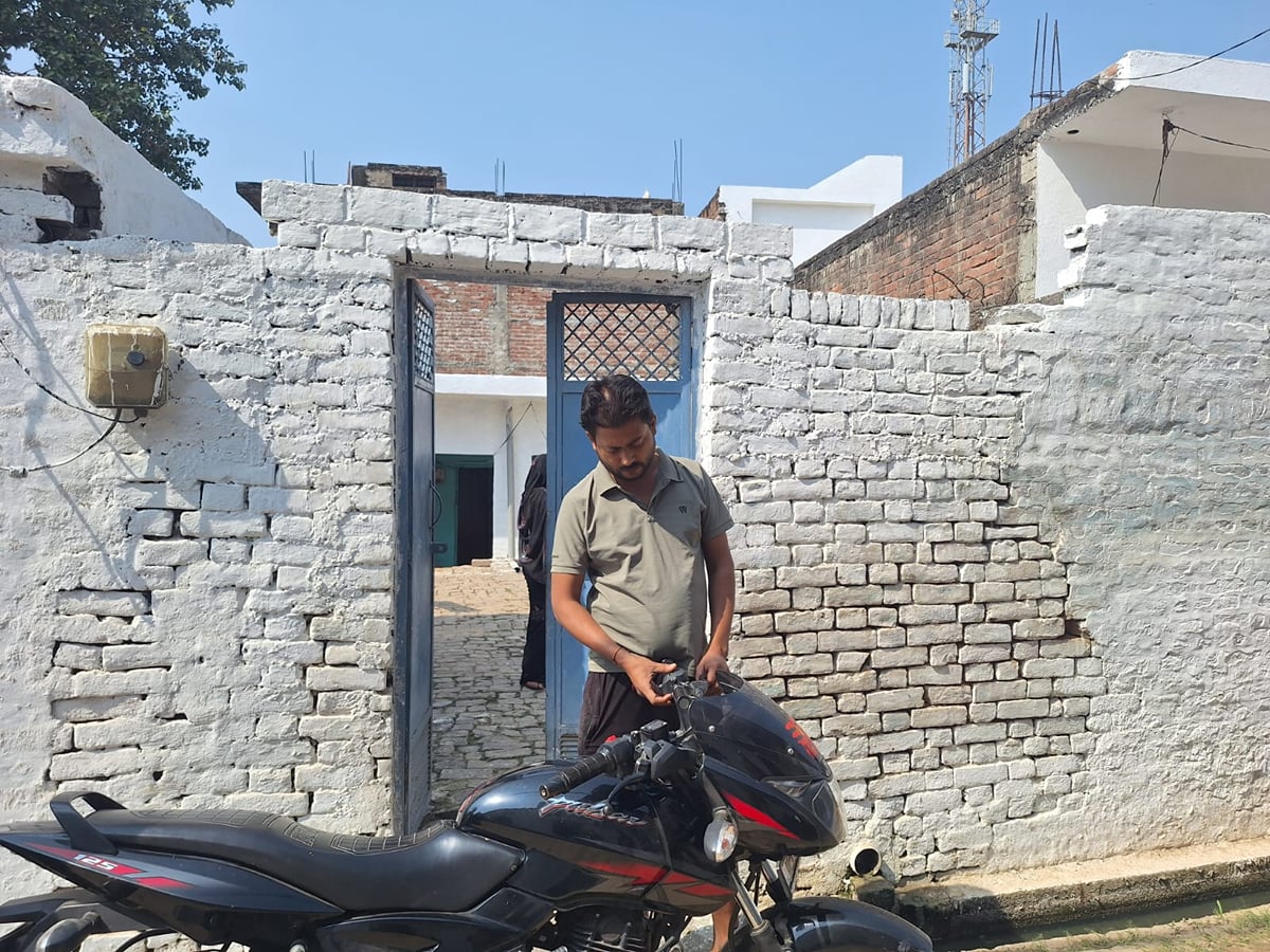 Auraiya News: जिनके पास पहले से मकान वह भी मांग रहे पीएम आवास