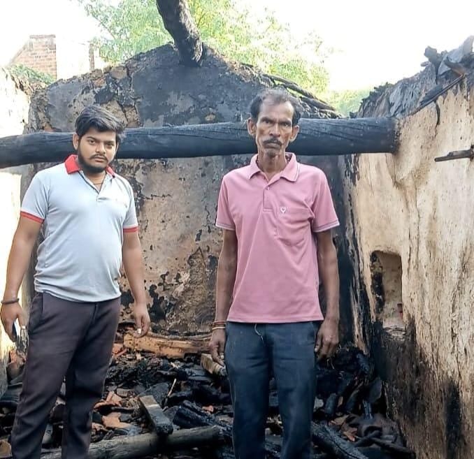 Jalaun News: कच्चे घर में आग लगने से 10 क्विंटल गेहूं और भूसा जला, भैंस-बकरी झुलसीं