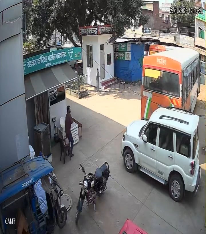 Etawah News: रोडवेज बस की टक्कर से कार क्षतिग्रस्त, नशे में टक्कर मारने का आरोप
