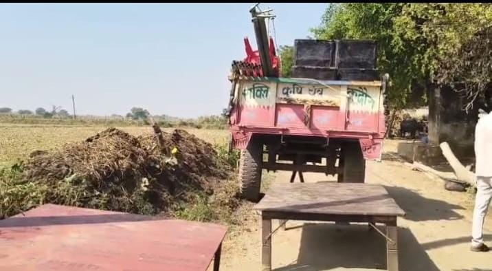 Jalaun News: नर्तकियों के डांस में बवाल, पुलिसकर्मियों को दौड़ाकर पीटा