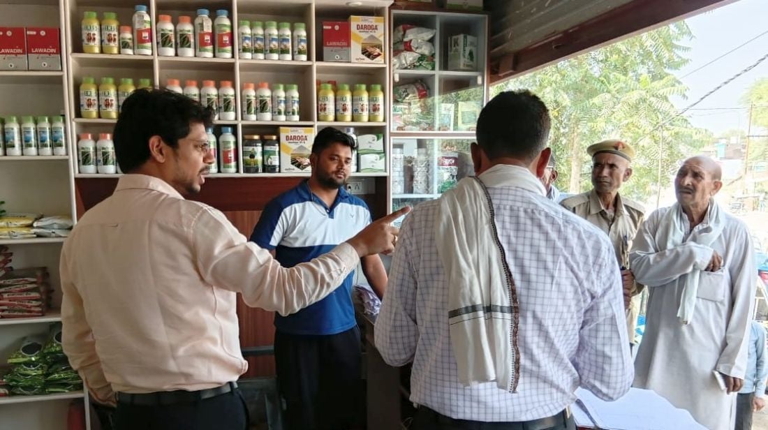 Mahoba News: अधिक दाम पर खाद बेचने में तीन निजी दुकानें निलंबित