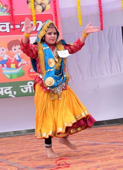 फोटो 27जेएनडी29-बाल भवन में आयोजित प्रतियोगिता में प्रस्तुति देती लड़की। स्रोत प्रशासन