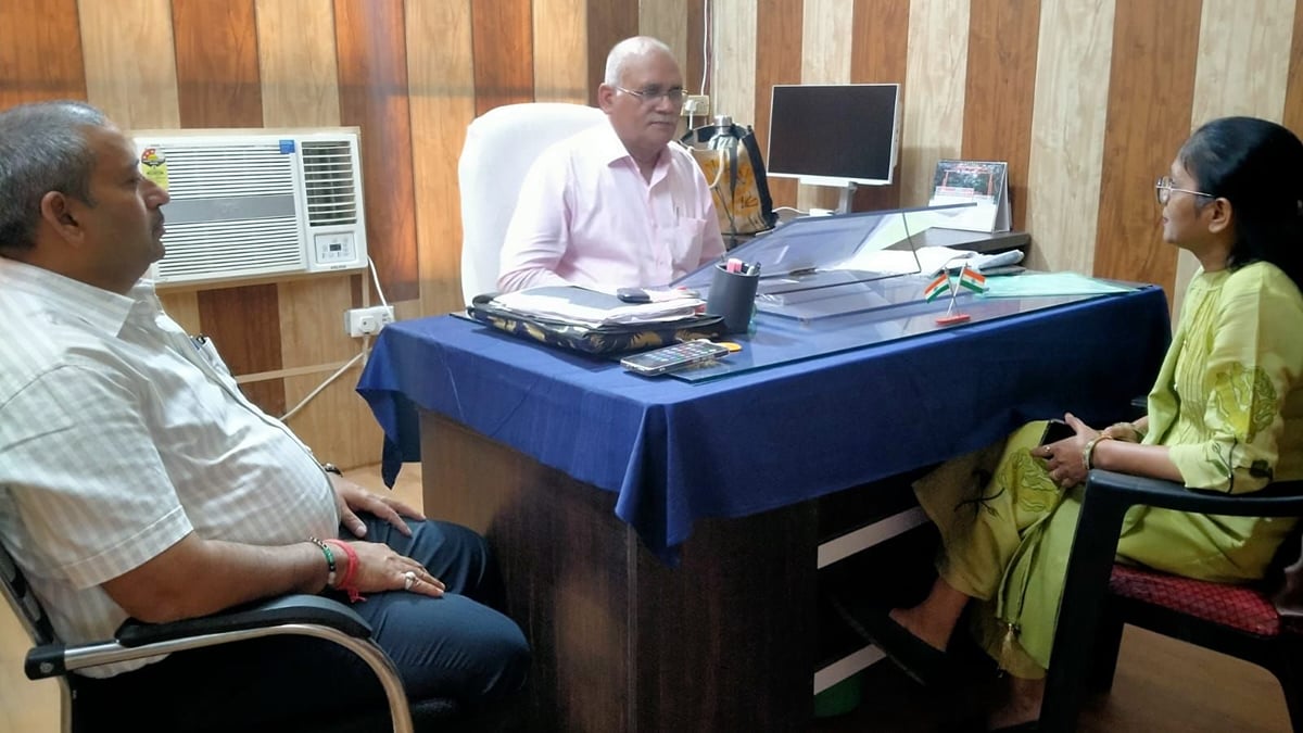 Balrampur News: डिप्टी आरएमओ ने धान खरीद तैयारियों का लिया फीडबैक