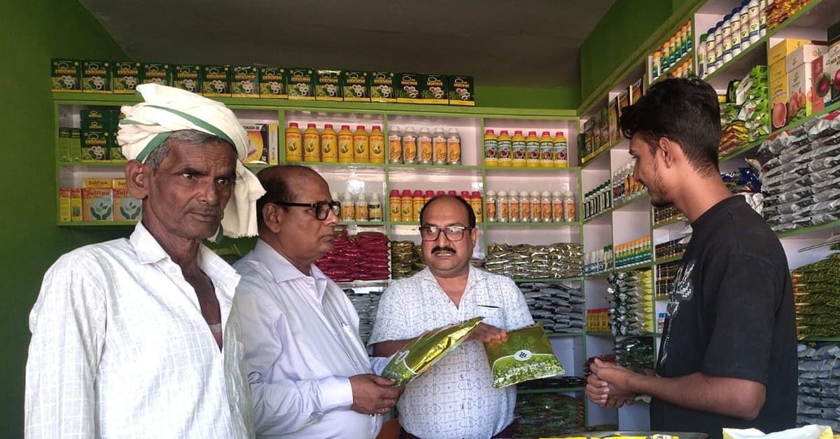 Balrampur News: बीज विक्रेताओं के प्रतिष्ठानों पर छापे, 20 नमूने लिए