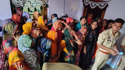 फोटो 40 सिढ़पुरा के सुदामापुरी महिला की मौत के बाद एकत्रित भीड। संवाद