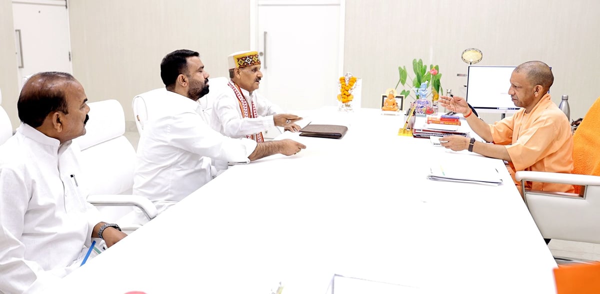 Balrampur News: मुख्यमंत्री के सामने उठाया दाखिल-खारिज के नए शासनादेश का मुद्दा