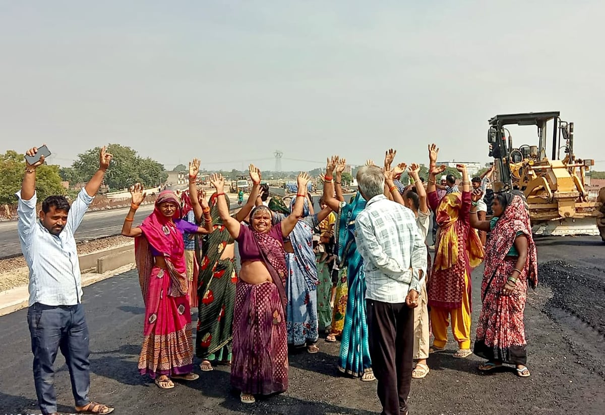 Kasganj News: जल निकासी की मांग पर फिर भड़के ग्रामीण, हाईवे निर्माण रोका