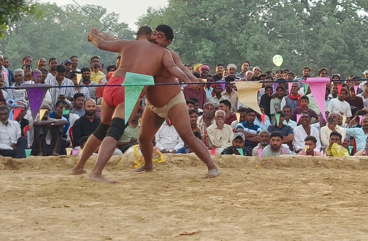 Prayagraj News: झूंसी के अरविंद और जौनपुर के निगम के बीच कुश्ती मुकाबला बराबर