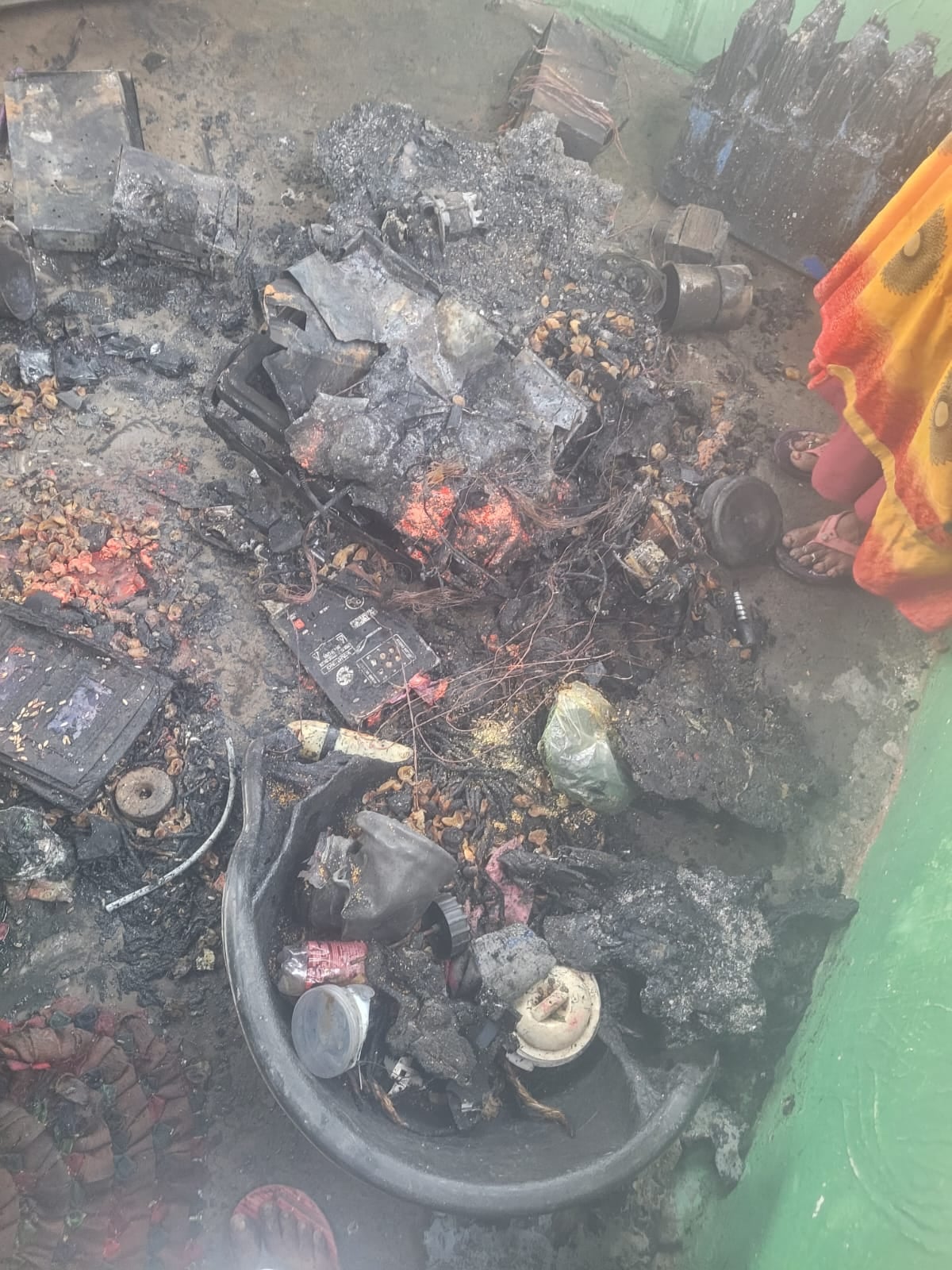 Agra News: शॉर्ट सर्किट से मकान में लगी आग, हजारों का सामान जलकर राख