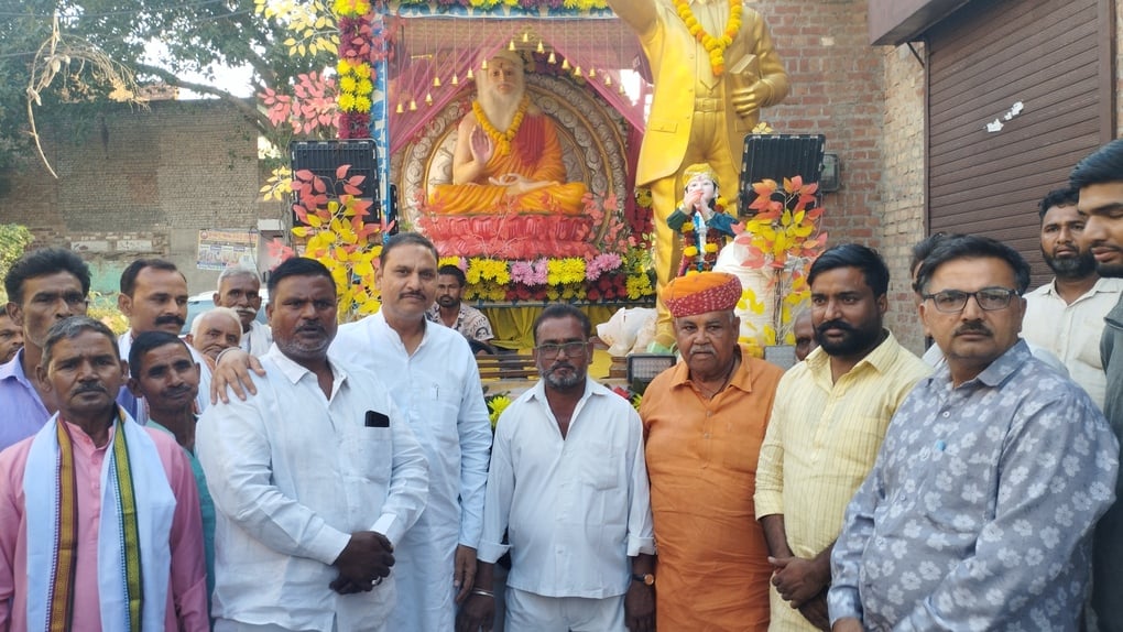 Agra News: महर्षि वाल्मीकि शोभायात्रा पर फूलों की बारिश