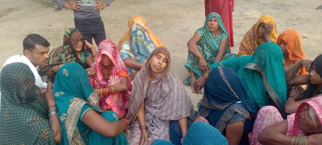 Kaushambi News: पत्नी गई थी खेत, घर में युवक ने फंदा लगाकर दी जान